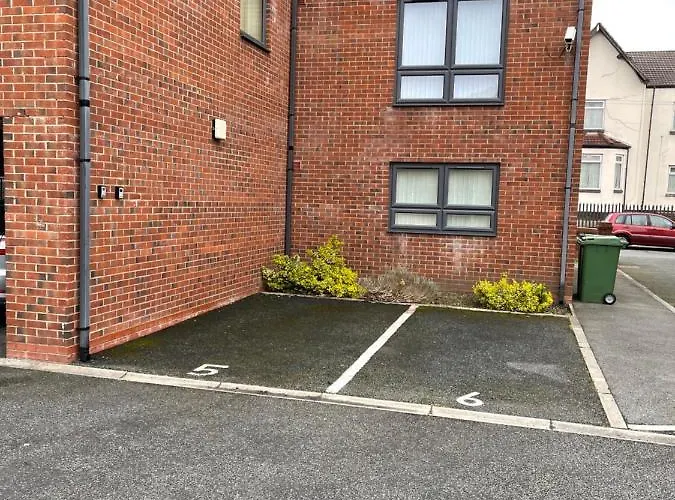 Modern, Quiet, Sleeps 10, Anfield, Tourists, Liverpool