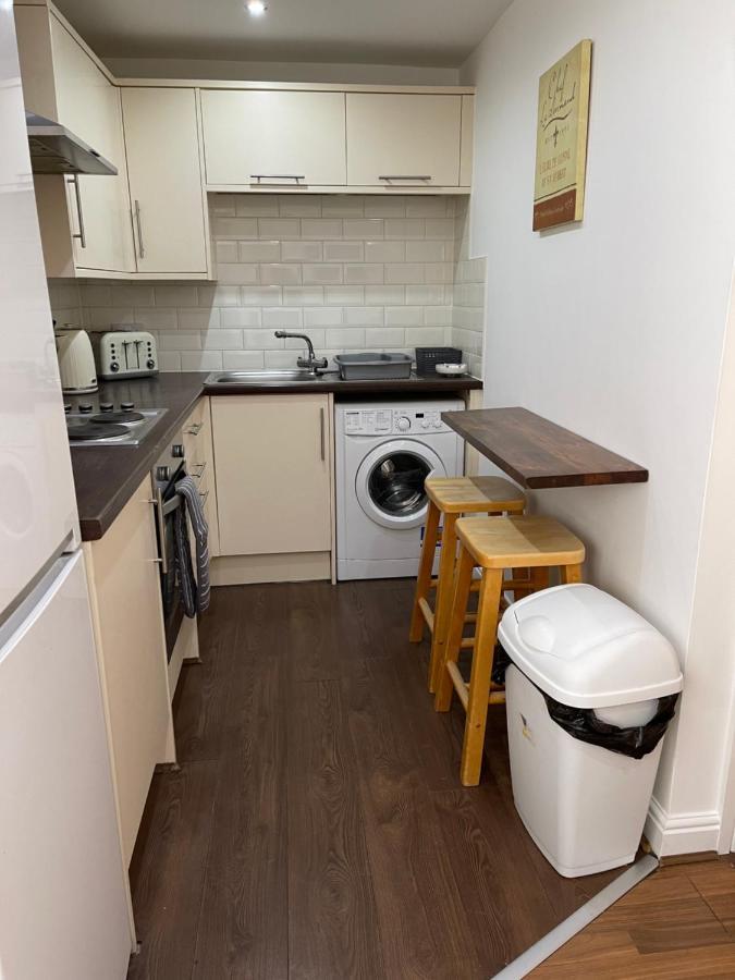 Modern, Quiet, Sleeps 10, Anfield, Tourists, *