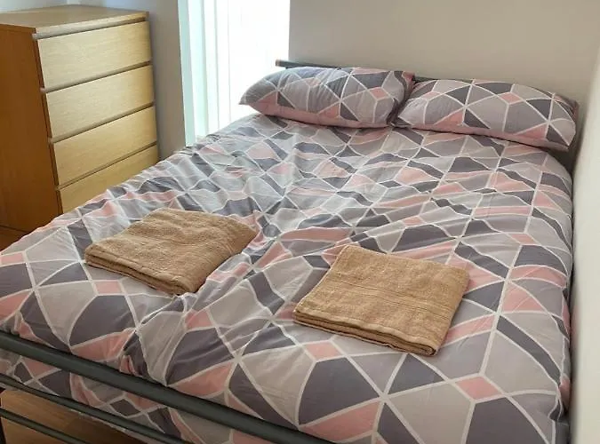 Modern, Quiet, Sleeps 10, Anfield, Tourists, Liverpool
